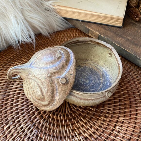 Handmade Artisan Signed ( ASHER ) Ceramic Stoneware Lidded Garlic Keeper - Picture 4 of 6